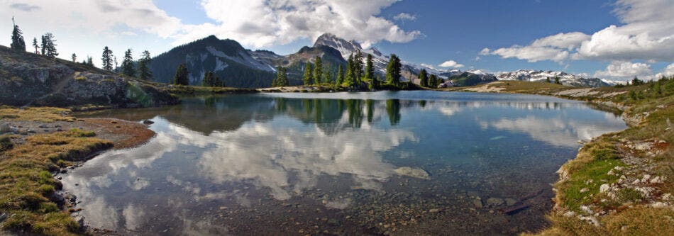 A 270 degree panorama view of Elfin Lake in BC.