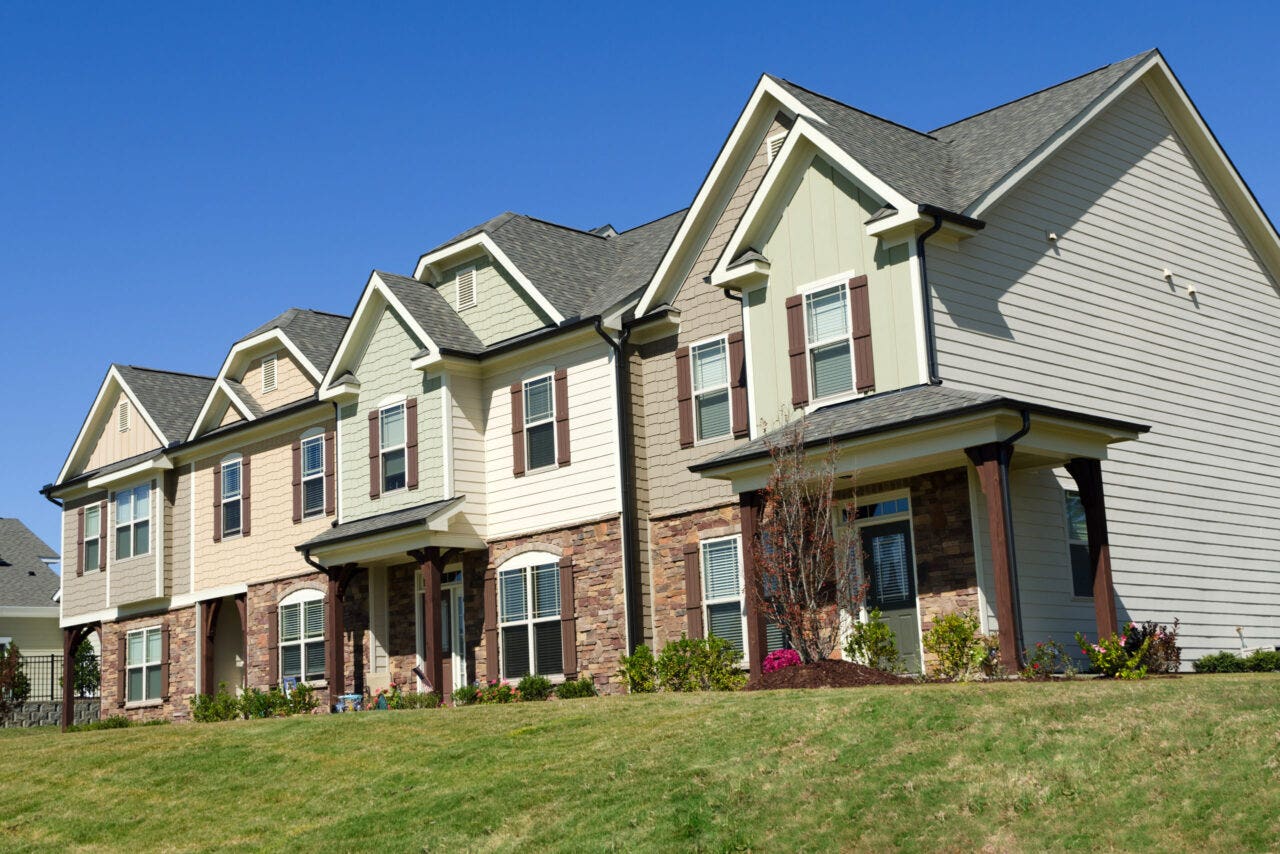 Row of new townhomes all with vinyl siding.